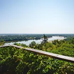 Chateau Avec Vue Sur La Loire Bed & Breakfast 4*
