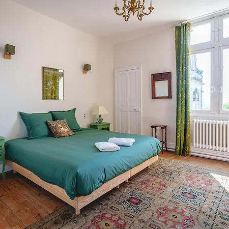 Chateau Avec Vue Sur La Loire Bed & Breakfast